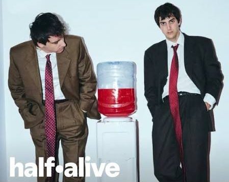 half•alive: cuando el videoclip deja de ser videoclip en “BILLIONS / THE WOLF / THE WONDER