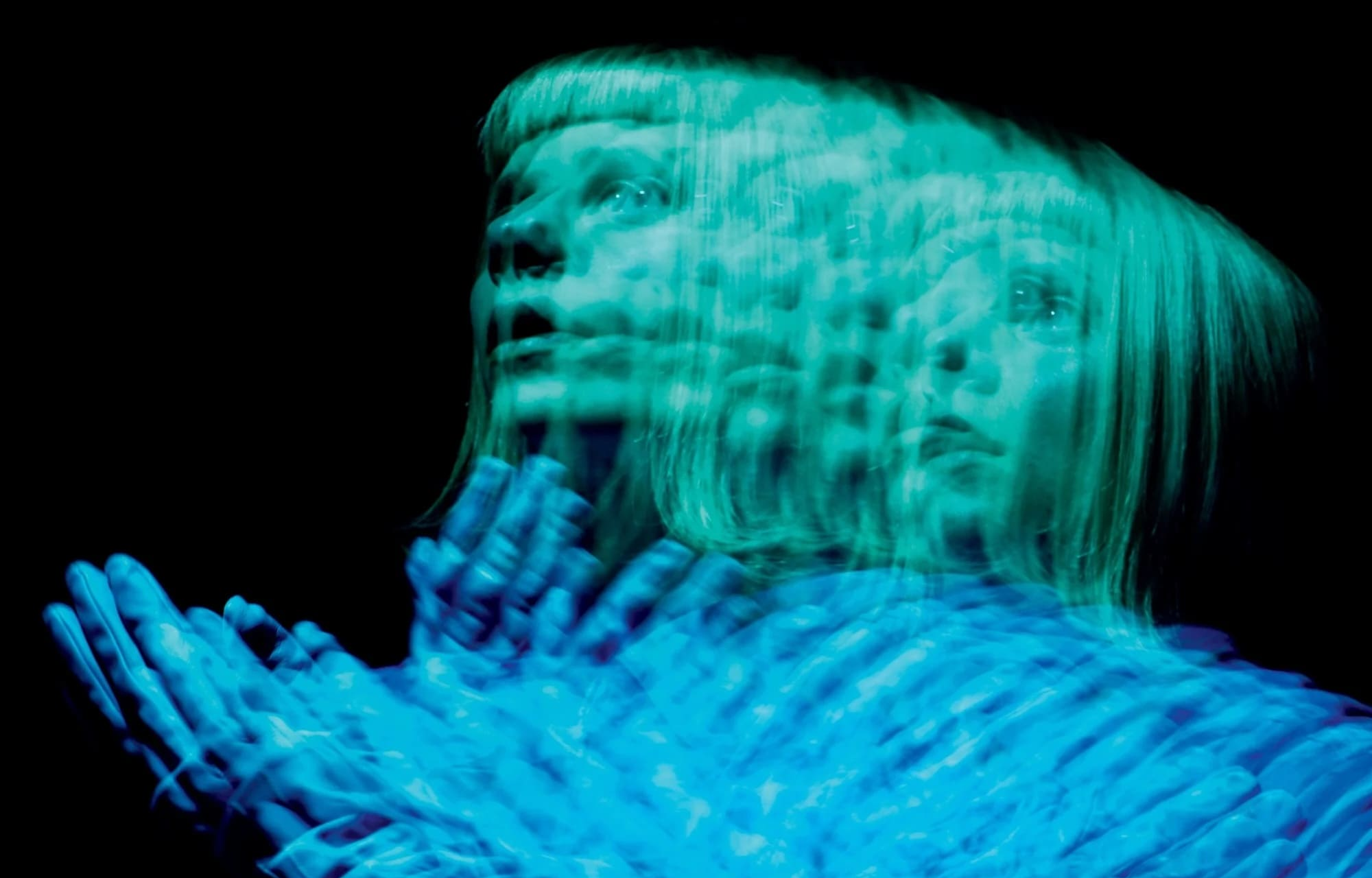 TOMORA: lo que sale de un ex-Chemical Brothers y la voz de Aurora.